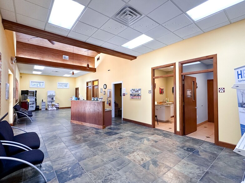 More Photos Of 6580 69th St, Vero Beach Veterinarian Kennel For Sale