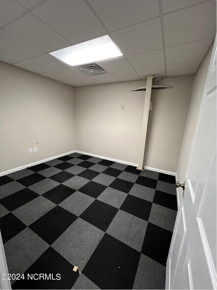More Photos Of 709 1/2 Southwest Blvd, Clinton Warehouse For Lease