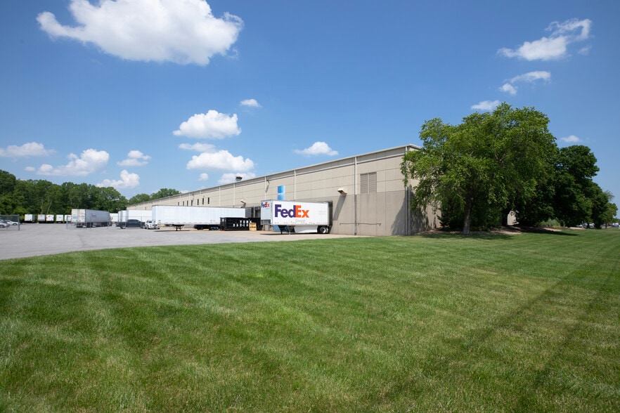 More Photos Of 1000-1010 N Century Dr, Kansas City Warehouse For Lease