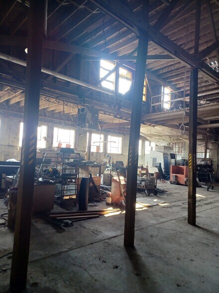 More Photos Of 419 S Broad St, Klamath Falls Light Distribution For Sale
