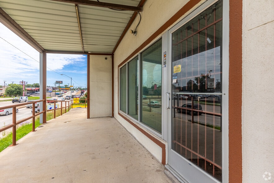 More Photos Of 400 N 23rd St, Waco Storefront Retail Office For Sale