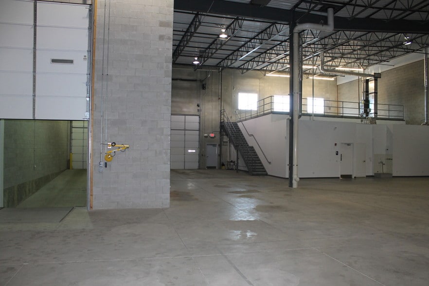 More Photos Of 340 Marshall Ave, Aurora Warehouse For Sale