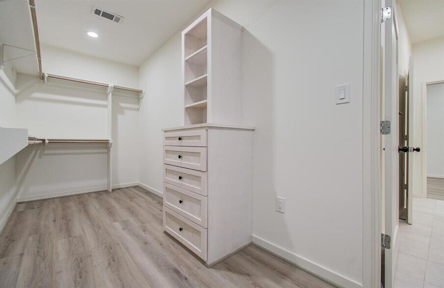 More Photos Of 4006 Navigation Blvd, Houston Office Residential For Lease