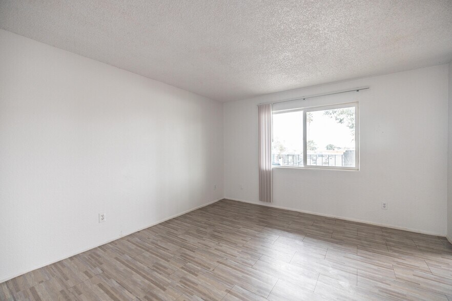 More Photos Of 5820 W Claremont St, Glendale Apartments For Sale