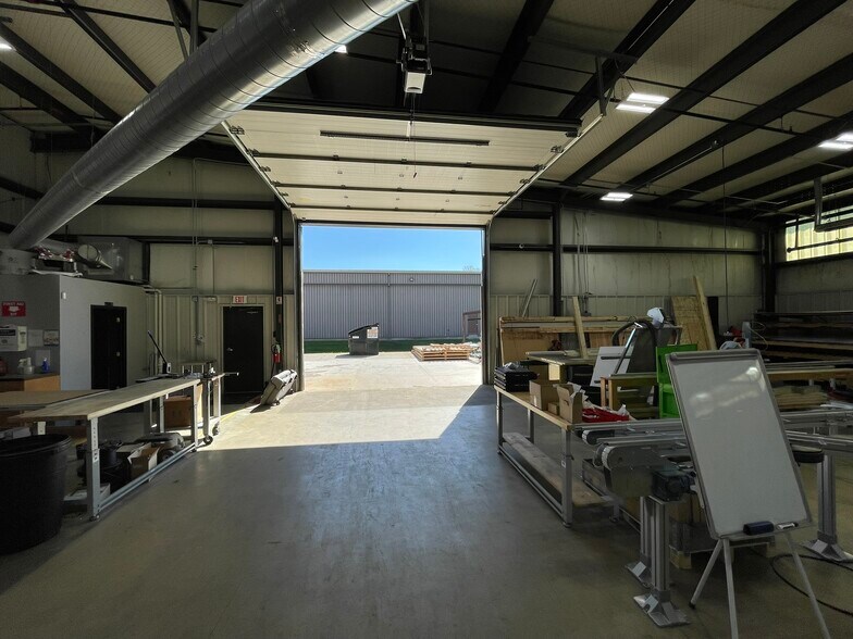 More Photos Of 11131 Kiley Dr, Huntley Warehouse For Lease