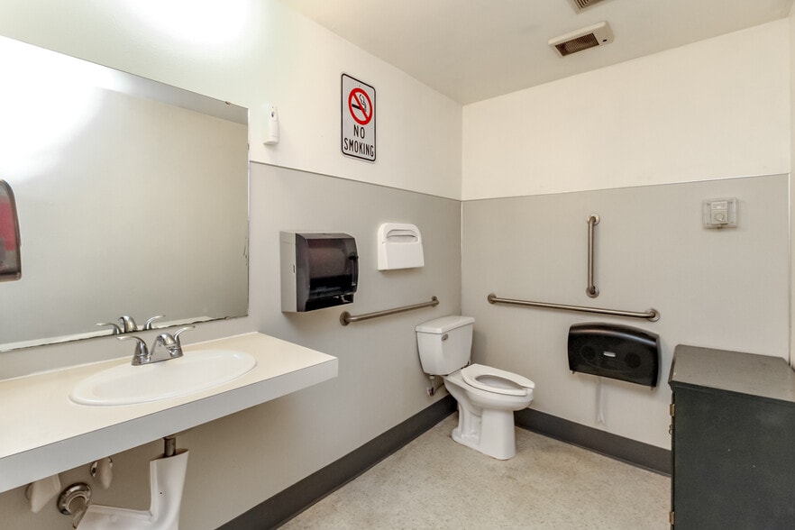 More Photos Of 5718 Pacific Ave SE, Lacey Freestanding For Lease