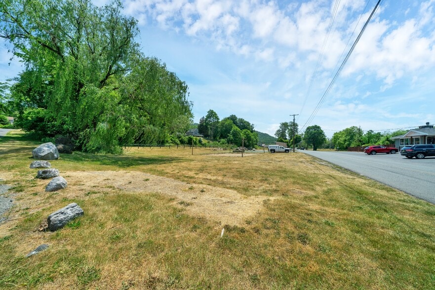 More Photos Of 11 Lakeside Dr E, Belvidere Restaurant For Sale