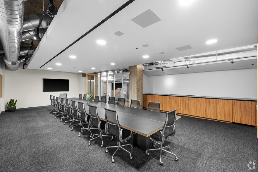 More Photos Of 300 N 3rd St, Burbank Office For Sale