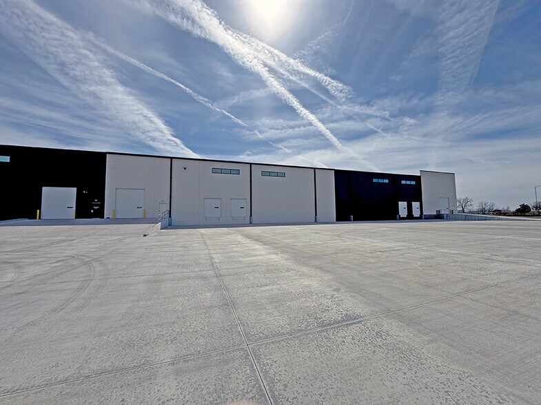 More Photos Of 100 Commerce Center Dr, Collinsville Light Distribution For Lease