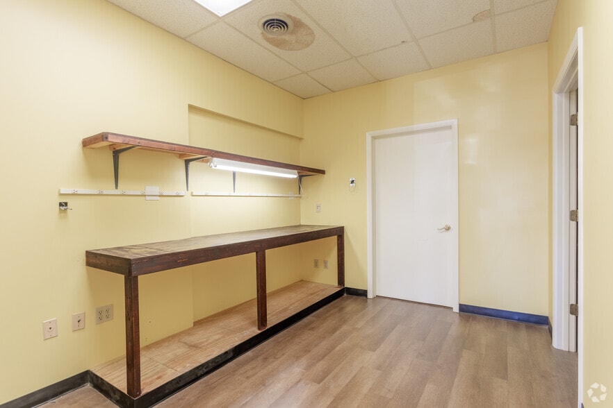 More Photos Of 5306-5346 Peters Creek Rd, Roanoke Showroom For Lease