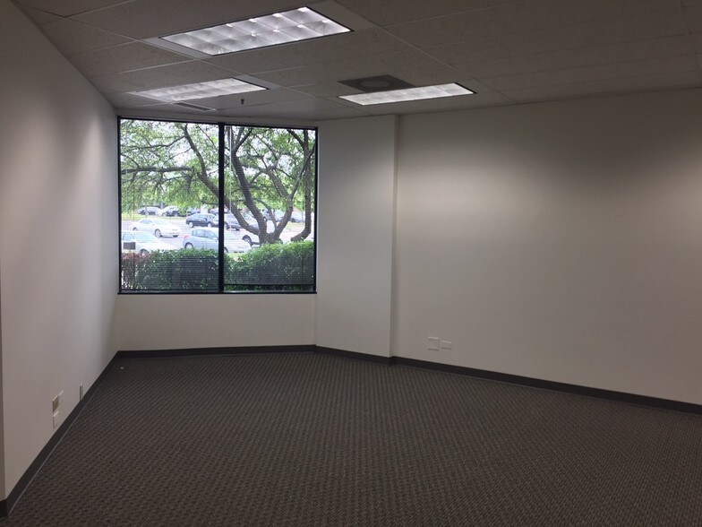 More Photos Of 3100 W Higgins Rd, Hoffman Estates Medical For Lease