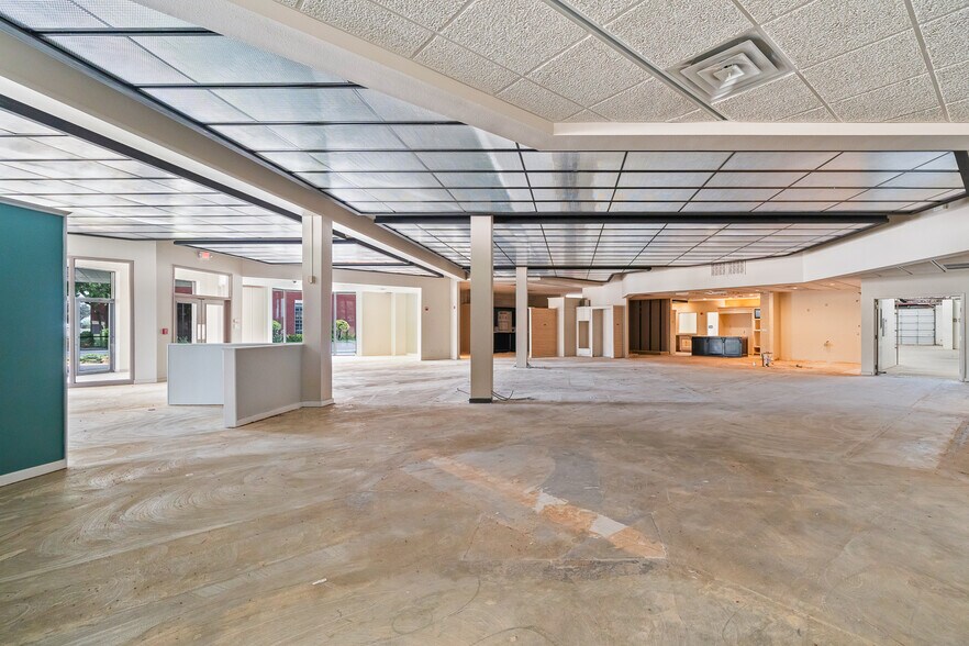 More Photos Of 7705 Quaker Ave, Lubbock Freestanding For Lease