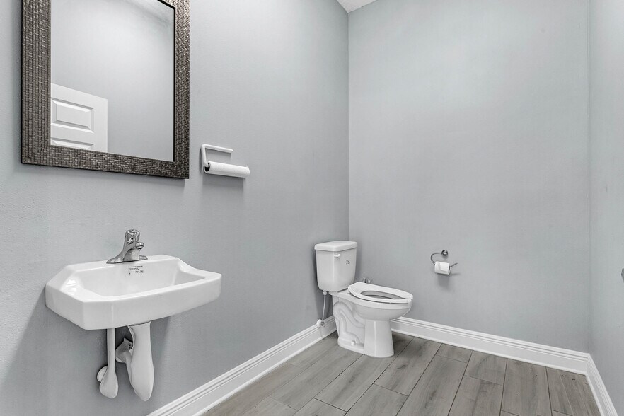 More Photos Of 334 E Myers Blvd, Mascotte Office For Sale
