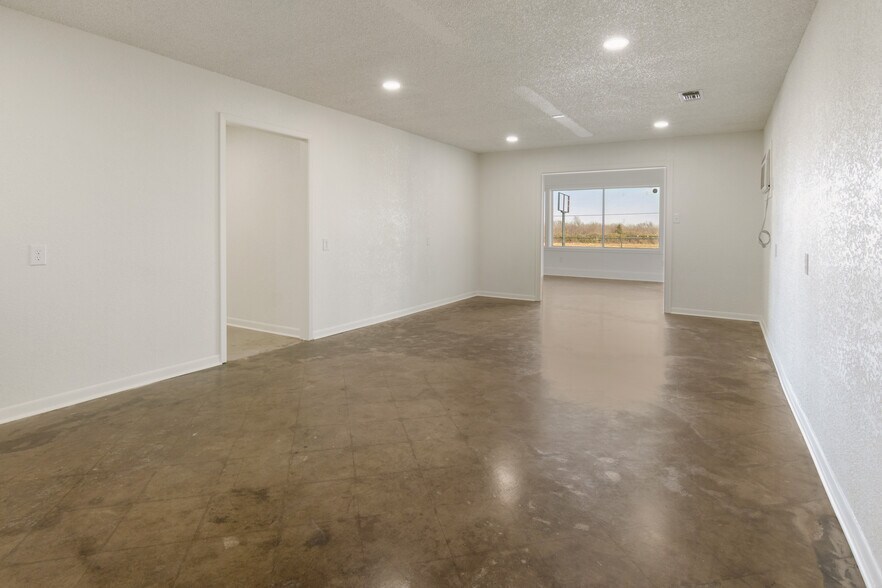More Photos Of 4737 TX-91, Denison Showroom For Lease