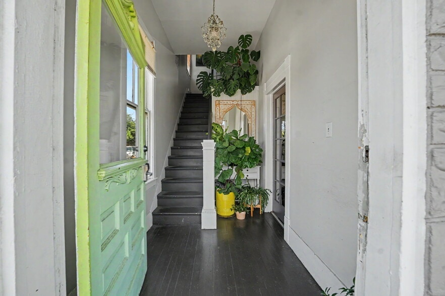 More Photos Of 2312 Abercorn St, Savannah Storefront Retail Residential For Sale