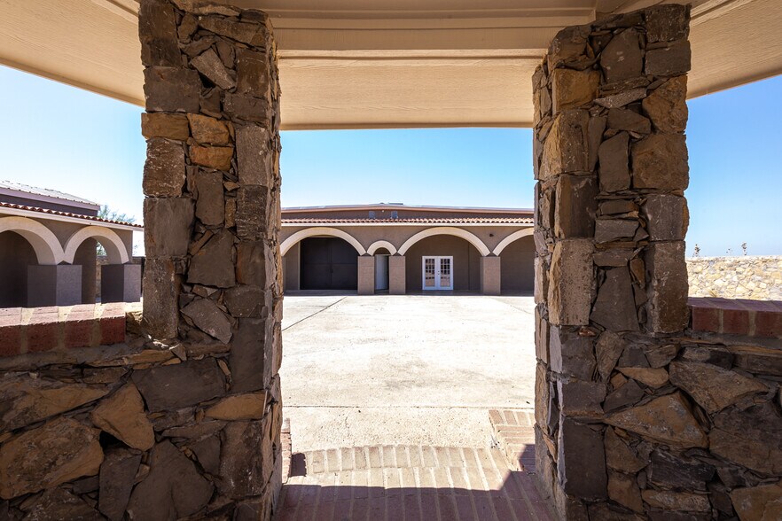 More Photos Of 13644 David Dr, El Paso Showroom For Lease