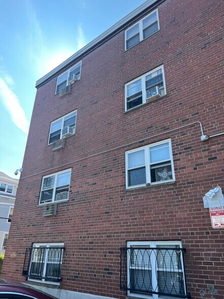 More Photos Of 256 S Marshall St, Hartford Apartments For Sale