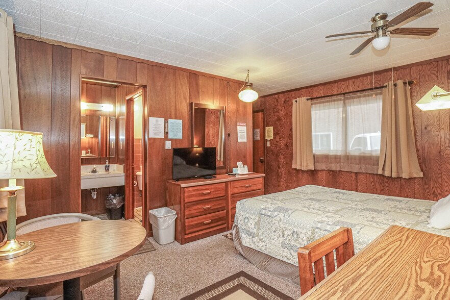 More Photos Of 314 Chippewa St, Ontonagon Hotel For Sale