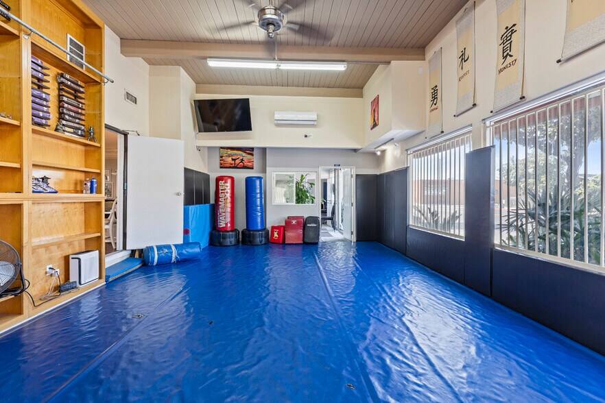 More Photos Of 906 E Commonwealth Ave, Fullerton Storefront For Sale