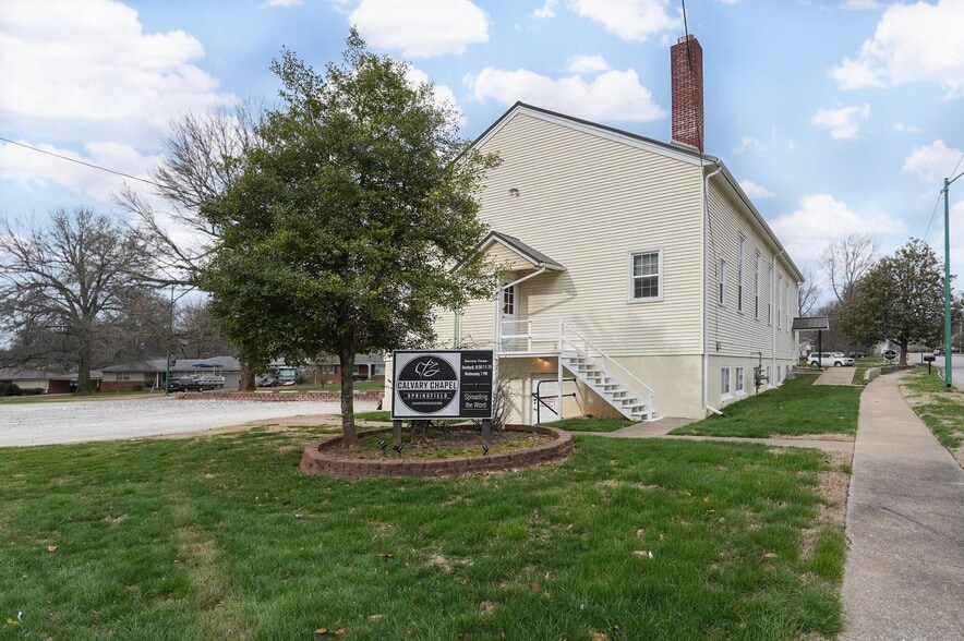 More Photos Of 2440 E Seminole St, Springfield Specialty For Sale