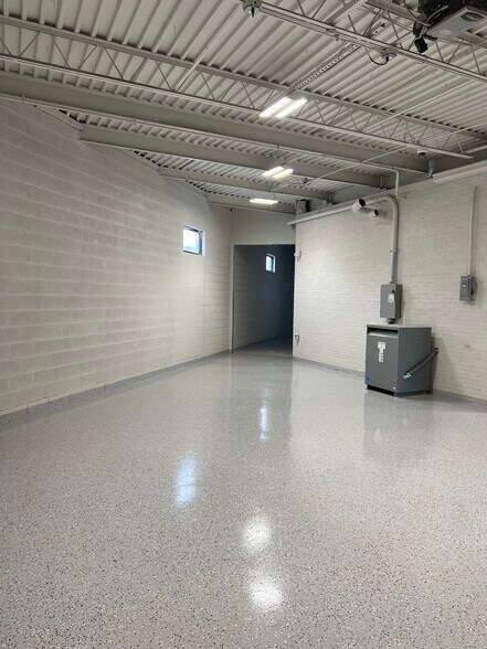 More Photos Of 3200 W Le Moyne Ave, Stone Park Warehouse For Lease