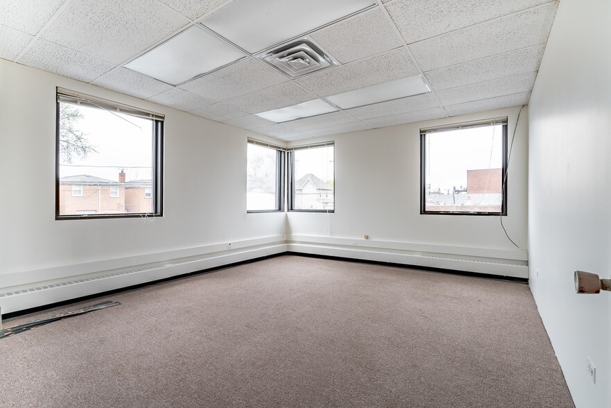 More Photos Of 6650 N Northwest Hwy, Chicago Office For Lease