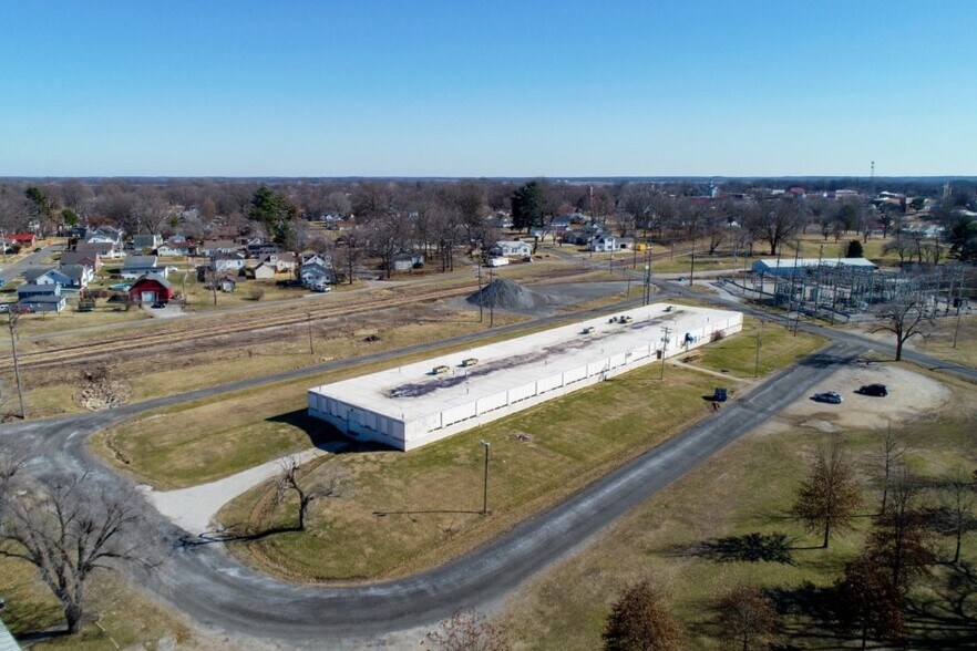More Photos Of 1015 W Jefferson St, Vandalia Warehouse For Lease
