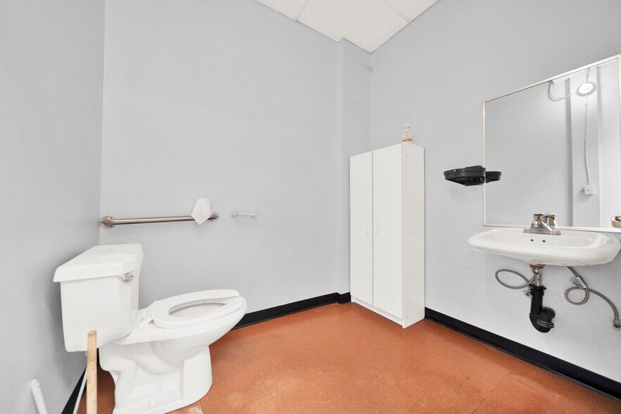 More Photos Of 2518 Clearbrook Rd, Abbotsford Apartments For Lease