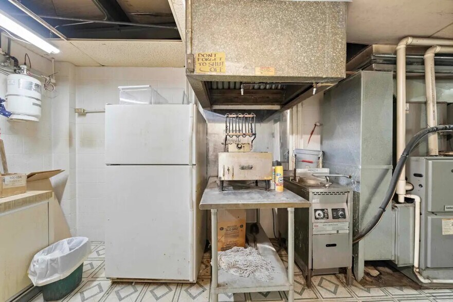 More Photos Of 2106 E 4th Ave, Hutchinson Storefront For Sale