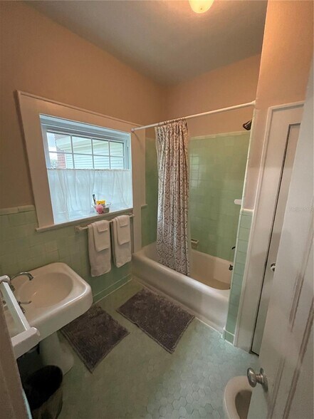 More Photos Of 1200 W Lake Otis Dr Se, Winter Haven Specialty For Sale