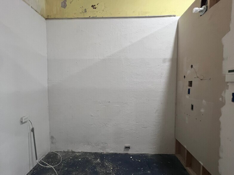 More Photos Of 515-519 Dr Martin Luther King Jr St N, Saint Petersburg Storefront For Lease