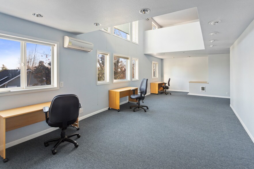 More Photos Of 5508 35th Ave NE, Seattle Loft Creative Space For Lease