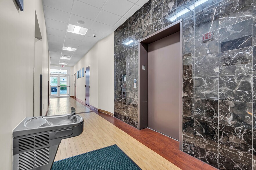 More Photos Of 500 Park Ave, Manalapan Township Medical For Lease