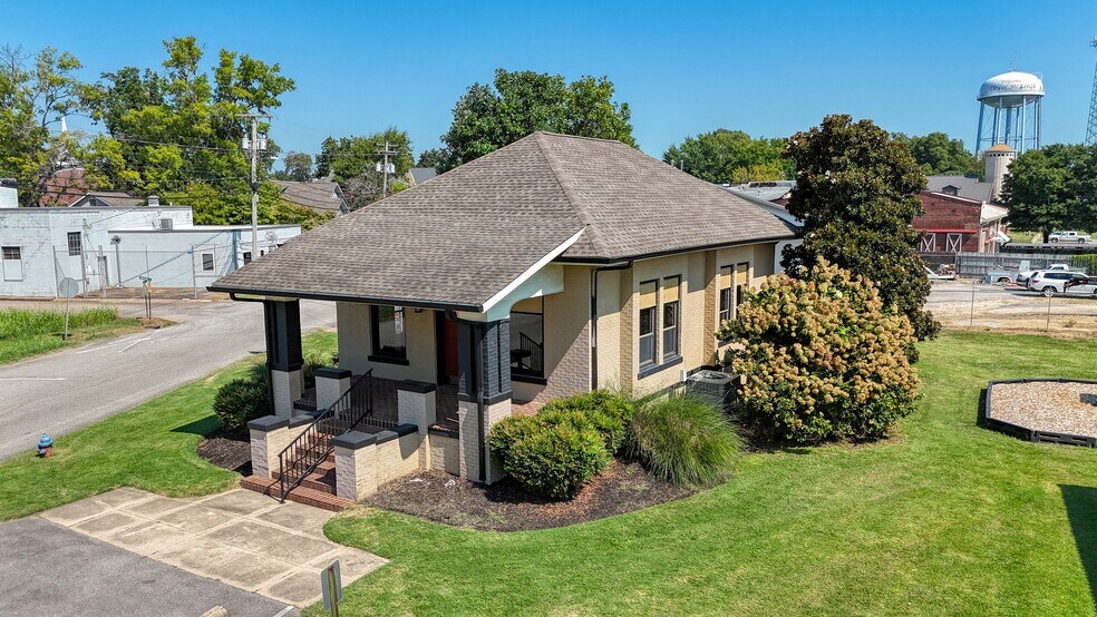 More Photos Of 512 Stonewall St N, McKenzie Office For Sale