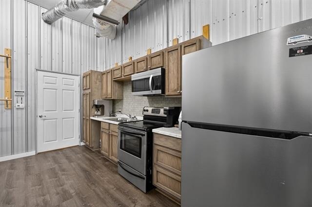 More Photos Of 3050 E Parkway St, Groves Showroom For Sale