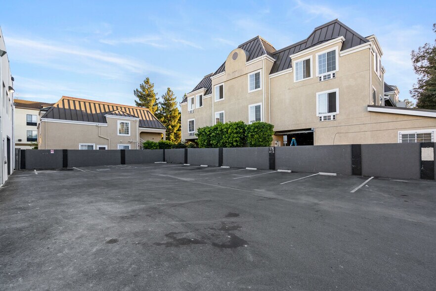 More Photos Of 1802-1808 El Camino Real, Redwood City General Retail For Lease