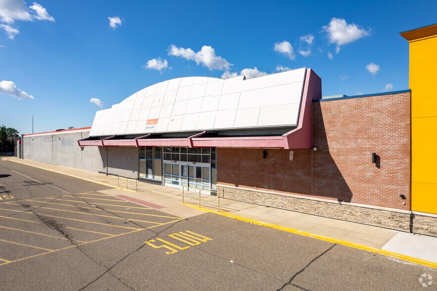 More Photos Of 41701-41911 Garfield Rd, Clinton Township Freestanding For Sale