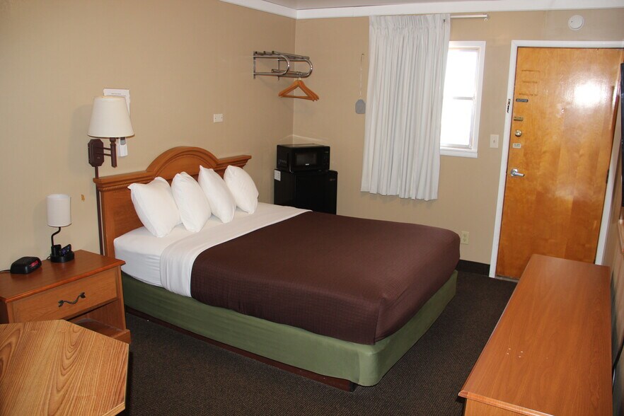 More Photos Of 115 N River St, Chamberlain Hotel For Sale