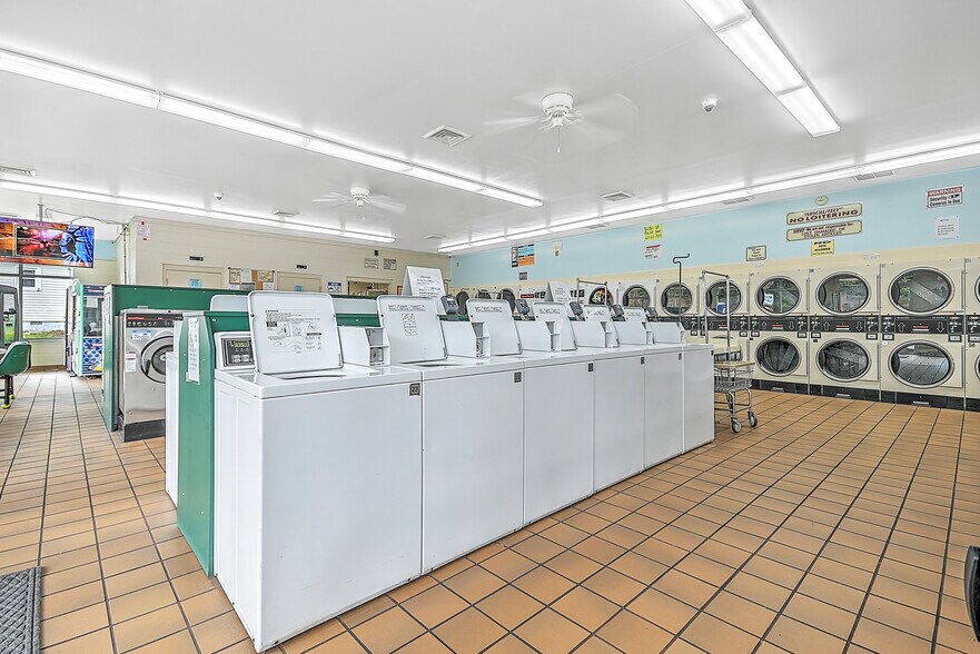 More Photos Of 245 Gate City Hwy, Bristol General Retail For Sale