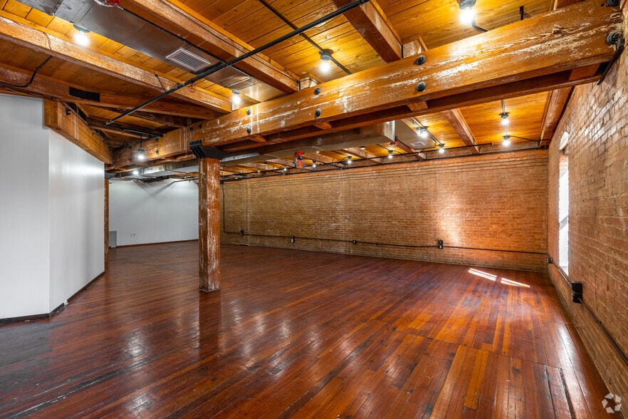 More Photos Of 208 N Market St, Dallas Office For Lease