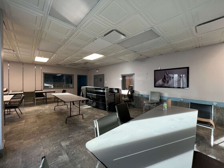 More Photos Of 7301 Boul Décarie, Montréal Warehouse For Lease