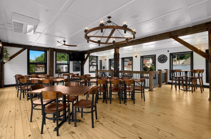 More Photos Of 115 N Shore Dr, Fountain City Restaurant For Sale