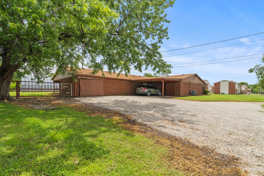 More Photos Of 1404 S B St, Henryetta Veterinarian Kennel For Sale