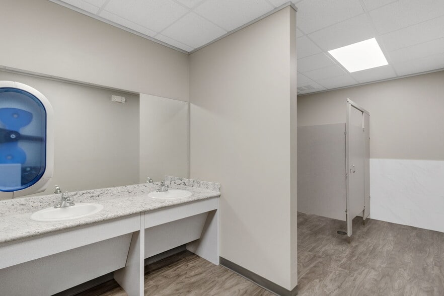 More Photos Of 8110 Parkside Ave, Baytown Warehouse For Sale