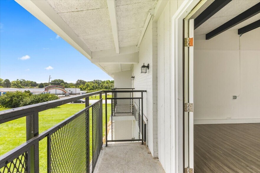 More Photos Of 15589 Lee Hwy, Bristol Apartments For Sale