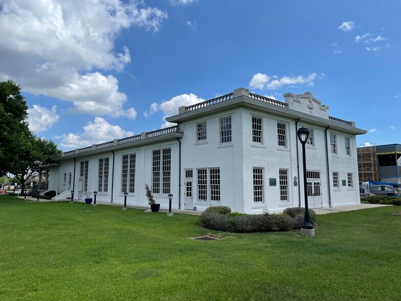 Primary Photo Of 226 Lakeview Dr, Sugar Land Theater Concert Hall For Sale