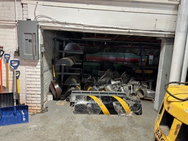 More Photos Of 19-29 Lafayette St, Hartford Distribution For Sale