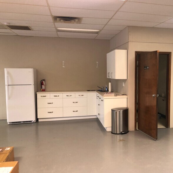 More Photos Of 3703 Alliance Dr, Greensboro Showroom For Lease