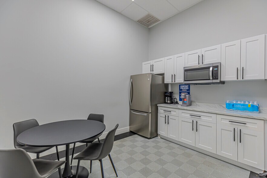 More Photos Of 3550 Westview Dr, Naples Showroom For Sale