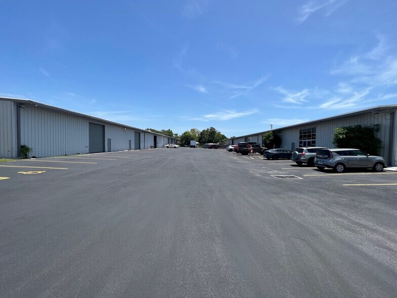 More Photos Of 2363 Industrial Blvd, Sarasota Unknown For Lease